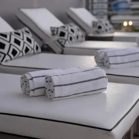 Hanza Tower White 24 Pool & Jacussi * شتشيتسين