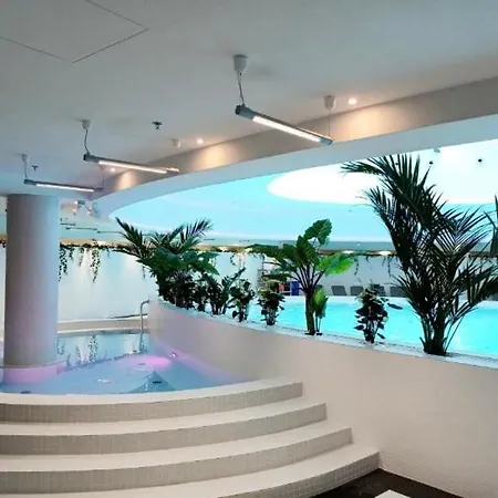 Hanza Tower White 24 Pool & Jacussi شقة