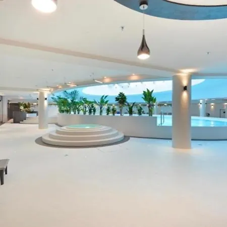 Hanza Tower White 24 Pool & Jacussi شقة *
